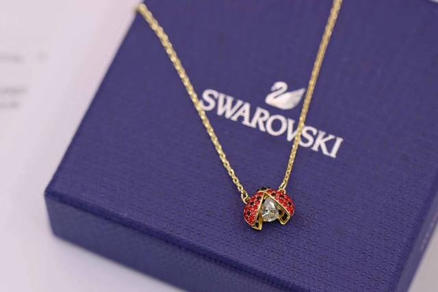 Swarovski 七星瓢虫 跳动的心锁骨项链 这款象征好运及开心的瓢虫，翅膀部份则镶有闪亮迷人的红宝石色swarovski仿水晶。充满欢乐气息。