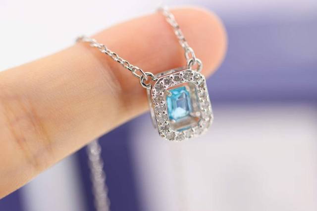 Swarovski 跳动的心 蓝钻方糖 锁骨项链 这款吊坠项链采用耀眼的八角形设计，它将成为您衣橱中最常搭配的新宠。精致的镀铑链托着一颗净透的阶梯式仿水晶，并采