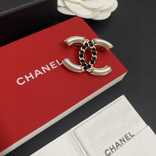 Chanel小香 专柜新款同步上新香奈儿胸针，是最懂女人的饰物。那些倾注了全部心血去做自己的女人，往往更珍惜胸针的意义。香奈儿女士把胸针别在帽子上，并告诉那些模