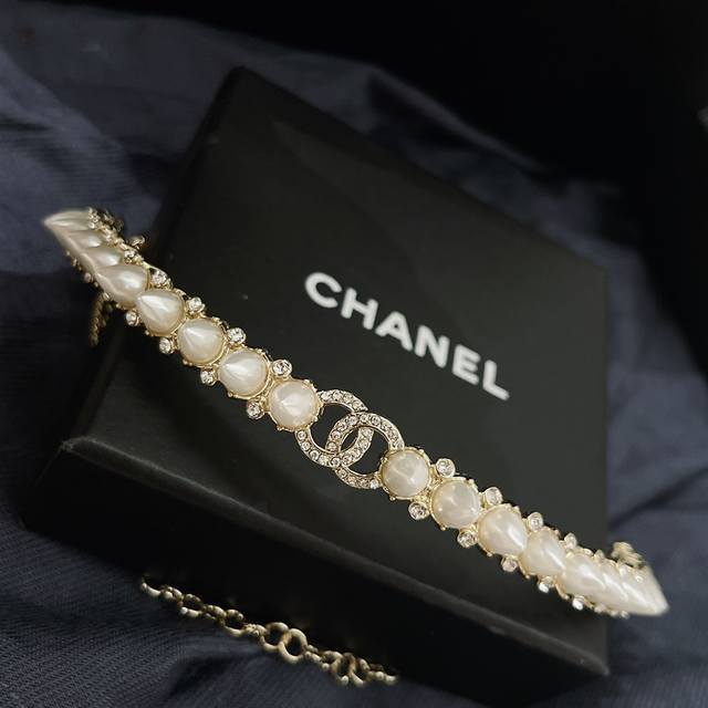 小香 Chanel 新款 子弹珍珠 项链 代购级别 一比一打造 琉璃珍珠与黄铜五金合二为一 ，能够充分地露出靓丽肤色，辨识度极高 让整体拥有重点的造型感！项链