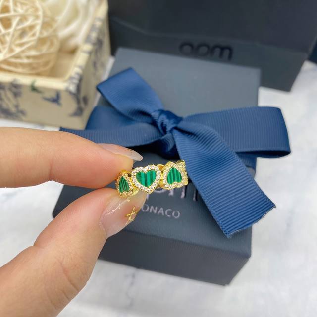 Apm Monaco官方孔雀石爱心戒指心心相连指环送女友生日礼物。