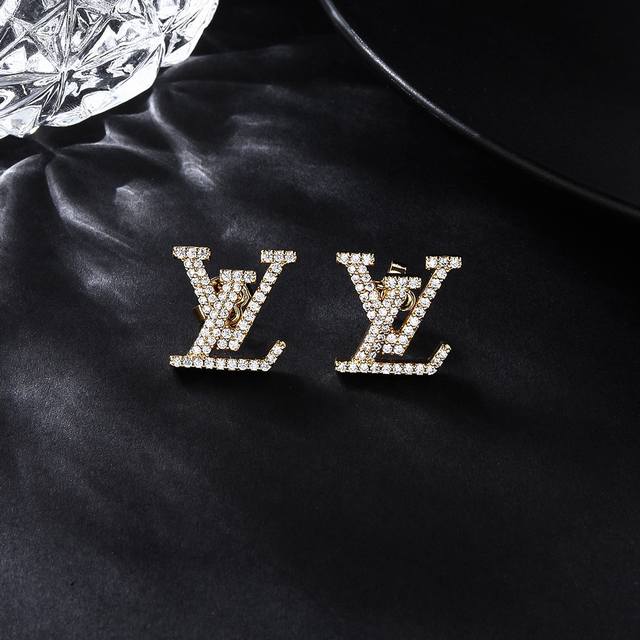 Lv 新款耳钉louis Vuitton横扫时尚界，走秀款 街拍 经典元素独特见解，高端精致。分色顶级电镀 打造 值得你拥有值得你拥有 Lv耳钉