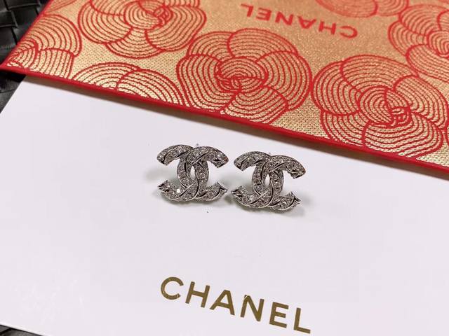 Chanel香奈儿 中古 双c耳钉小香家的款式真心无需多介绍每一款都超好看，精致大方，非常显气质.