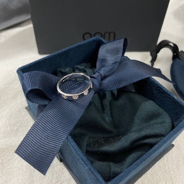 Apm 爱心戒指银白色送女友时尚戒指女设计感。