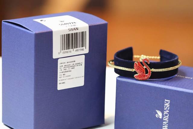 Swarovski Iconic Swan 满钻红天鹅手镯 这款中国新年手镯，以吉利的红色仿水晶密镶设计搭配镀金色饰链，为您的风格增添一抹耀动的丰茂，也可作为特