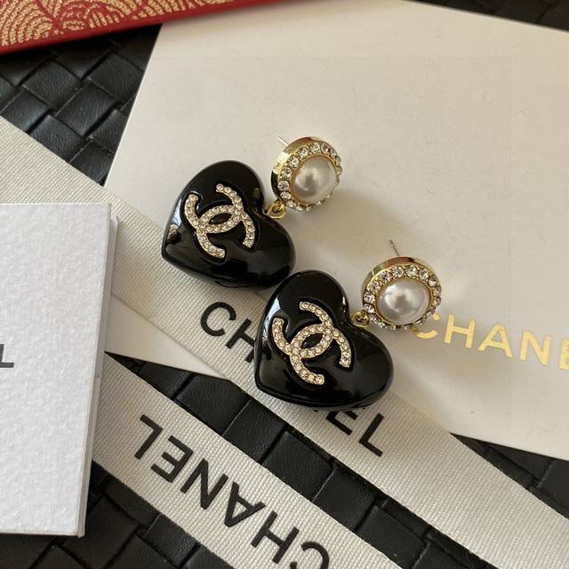 Chanel这款设计超级喜欢 香奈儿的玛瑙晶爱心晶钻字母耳钉 首饰 真的美 也是最有魅力哦原版logo字印 超好搭、日常气质、简单大方 设计理念双c搭配花朵 珐