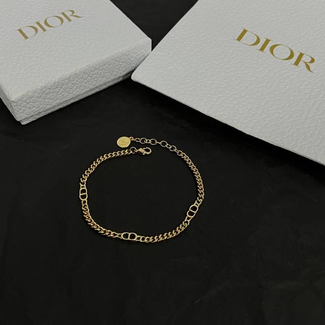 Dior 迪奥 手链 精选原版一致 黄铜材质 甜美气质高雅。