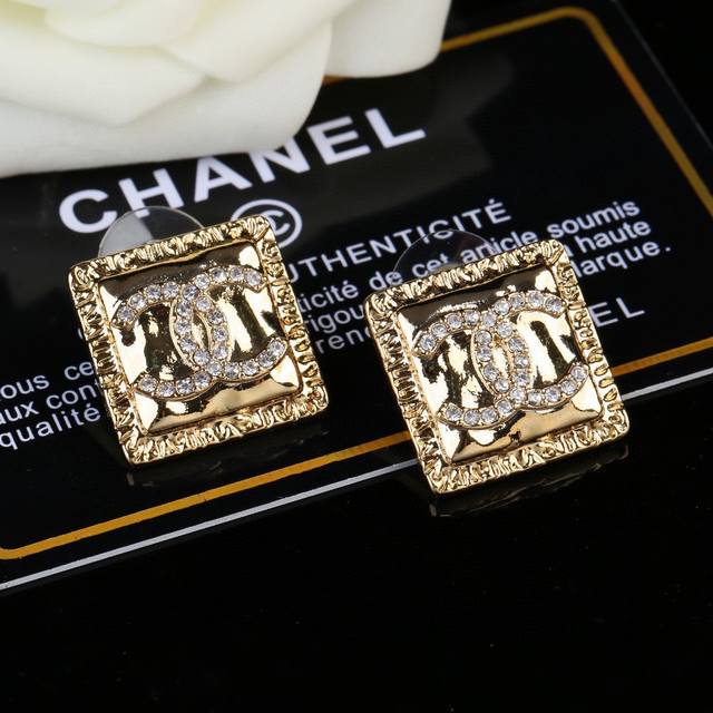 小香 Chanel 新款耳环 专柜同步上新 双c耳钉 精工打造原版一致黄铜材质