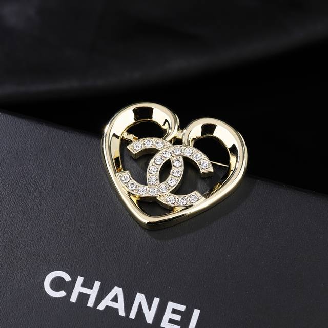 Chanel 香奈儿新款爱心双c胸针 每一个细节做工非常精细 这款设计非常美轮美奂 这款真的超级美超级仙 精致小姐姐必备