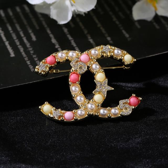 香奈儿 Chanel 秋冬系列 5号 珍珠 钻石 双c胸针 别有心机设计的一款 超级完美 时髦元素添加
