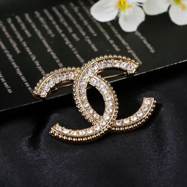 小香 Chanel 秋冬系列 钻石 双c胸针 别有心机设计的一款 超级完美 时髦元素添加