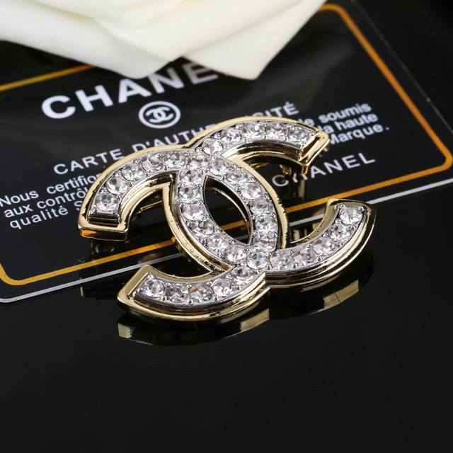 香奈儿 Chanel 秋冬系列 双色 钻石 双c胸针 别有心机设计的一款 超级完美 时髦元素添加