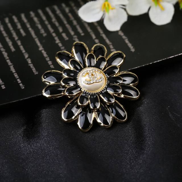小香 Chanel 秋冬系列 钻石 珍珠 花朵胸针 别有心机设计的一款 超级完美 时髦元素添加