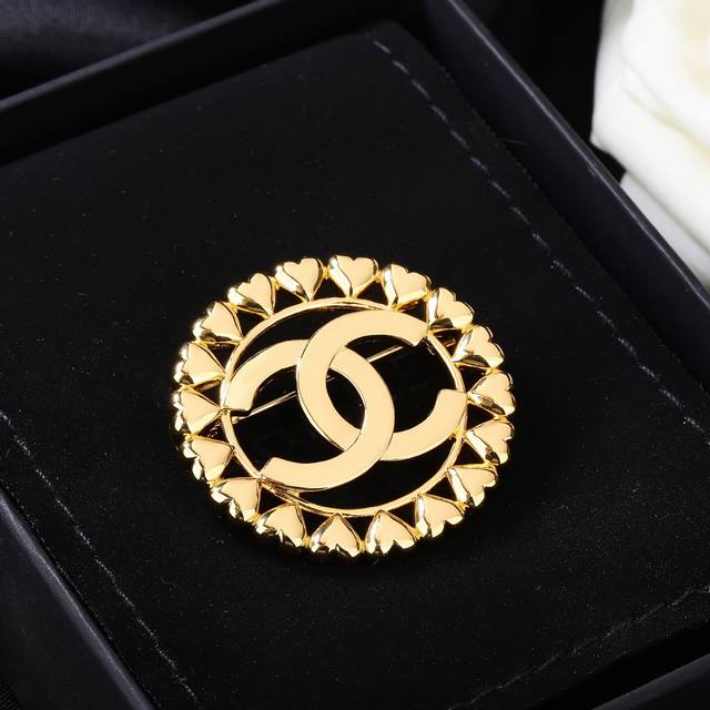 香奈儿 Chanel 光面 字母 双c胸针 别有心机设计的一款 超级完美 时髦元素添加