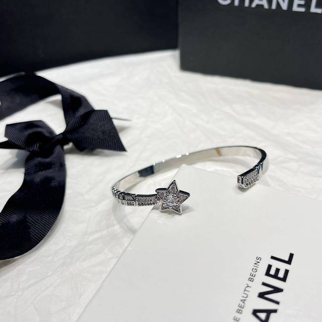 V金高版 Chanel 小香的comète 彗星手镯 钻化为浩瀚星辰和闪烁的星尾，光芒四射 绽放浪漫女性风华，光彩夺目！很有设计感的一款满镶锆石 超级好看的一款