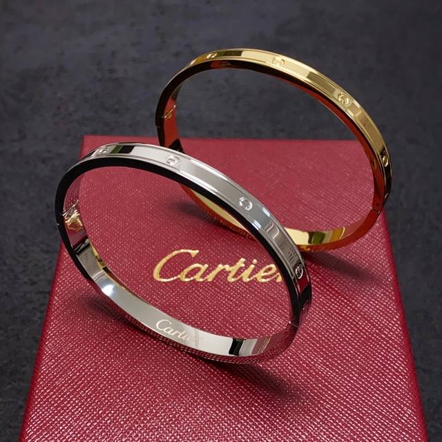 Cartier 卡地亚官网最新发布 火爆窄版细款手镯进口精工保色18K高端定制顶级工艺 专柜logo刻字清晰 360度无死角！全新的窄版设计 更显精致～如此美物