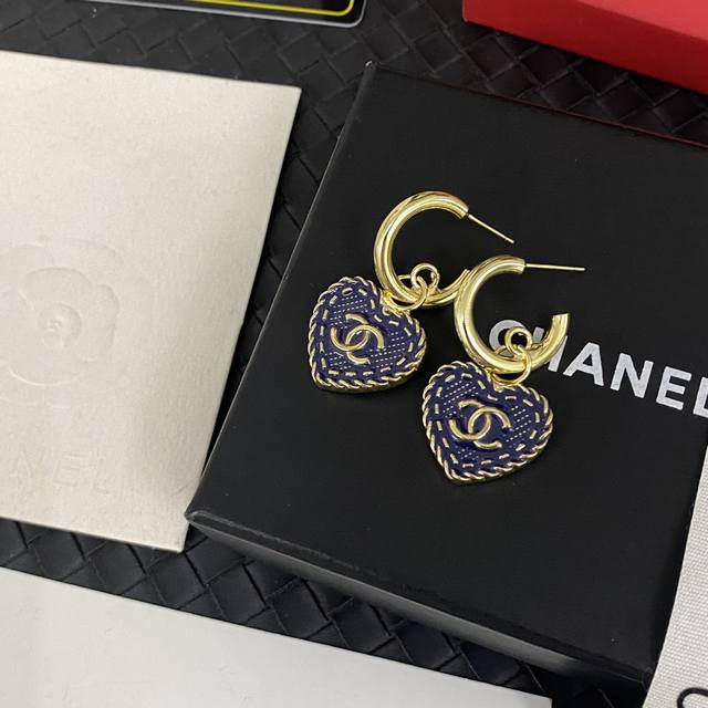 Chanel香奈儿 中古 双c耳钉原版复刻logo 小香家的款式真心无需多介绍每一款都超好看，精致大方，非常显气质.