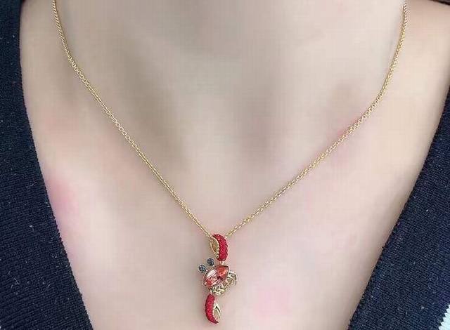Swarovski 红色螃蟹 锁骨项链 海底世界系列、戴上这款链坠感受夏日假期的休闲气氛！玩味十足的设计是以海底世界为灵感，可爱有趣的螃蟹镶有色彩亮丽的swar