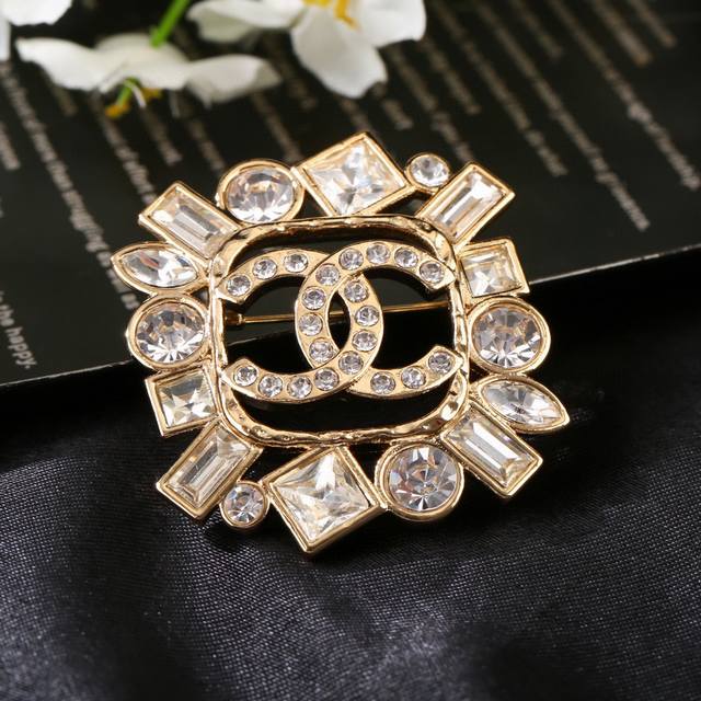 小香 Chanel 秋冬系列 钻石 双c胸针 别有心机设计的一款 超级完美 时髦元素添加
