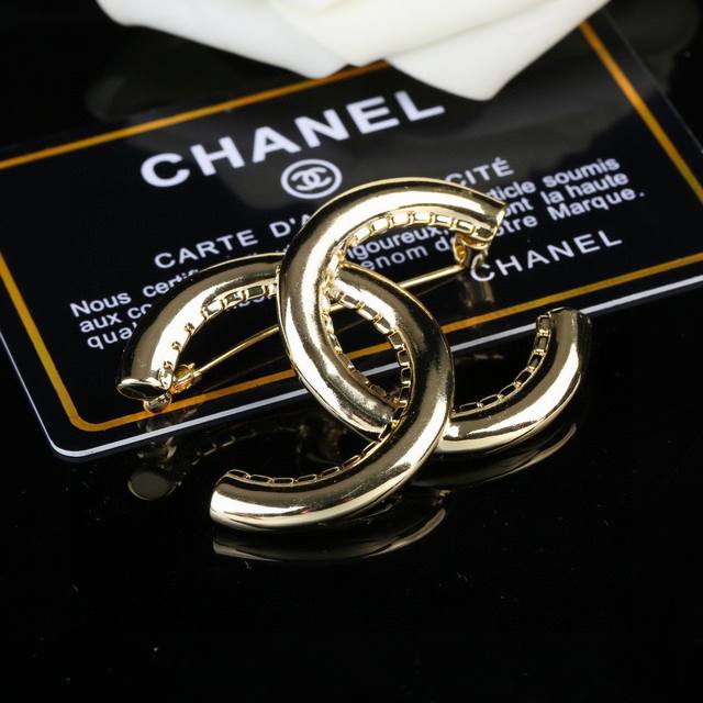 香奈儿 Chanel 秋冬 系列 胸针 别有心机设计的一款 超级完美 时髦元素添加