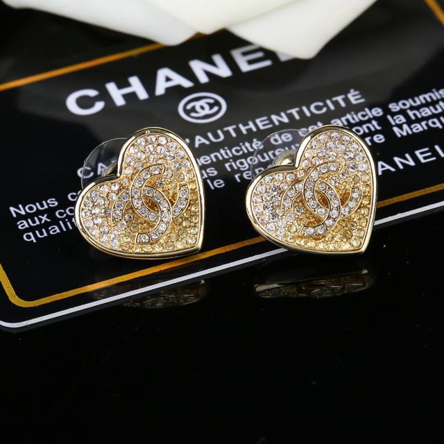小号 香奈儿 Chanel 新款爱心渐变水钻耳环 专柜同步上新 双c耳钉 精工打造原版一致黄铜材质