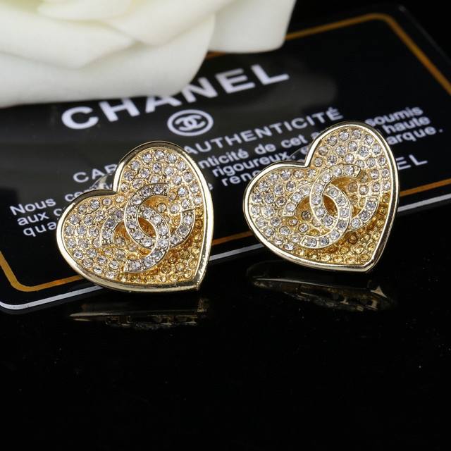大号 小香 Chanel 新款渐变水钻爱心耳环 专柜同步上新 双c耳钉 精工打造原版一致黄铜材质