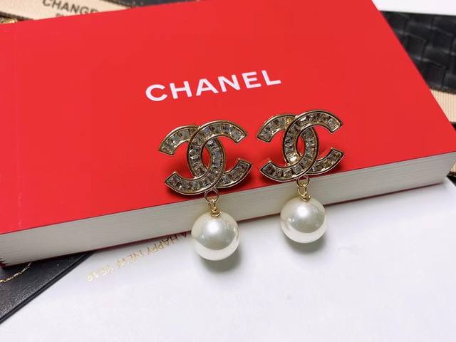 Chanel香奈儿 中古 双c耳钉原版复刻logo 小香家的款式真心无需多介绍每一款都超好看，精致大方，非常显气质.