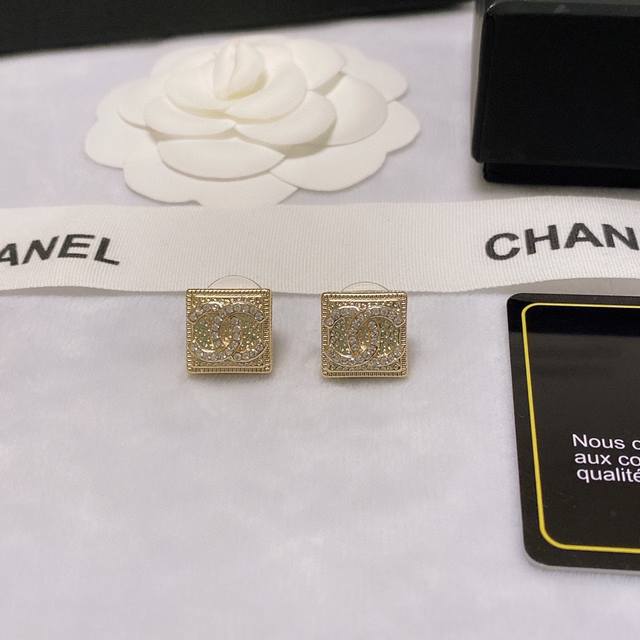 Chanel香奈儿新款双c字母满钻耳钉闪闪惹人爱专柜正品代购同步！黄铜材质一比一