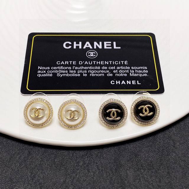 Chanel 香奈儿双c黑白耳钉 这款随意搭配都是非常好看百搭时尚单品 日常款 很修饰脸型 很上档次的 很优雅气质 香香的耳钉实在是太精致了、淑女大气 真的 黄