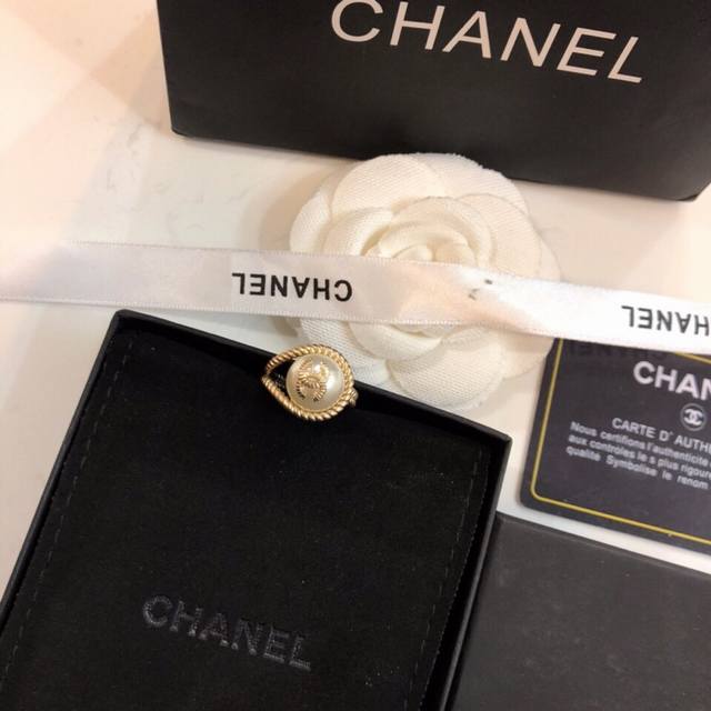 Chanel香奈儿戒指，戒指，简约百搭款新版本超美跟正品一样制作美丽的东西不需要华丽的背景随便拍拍就超美～～明星网红同款