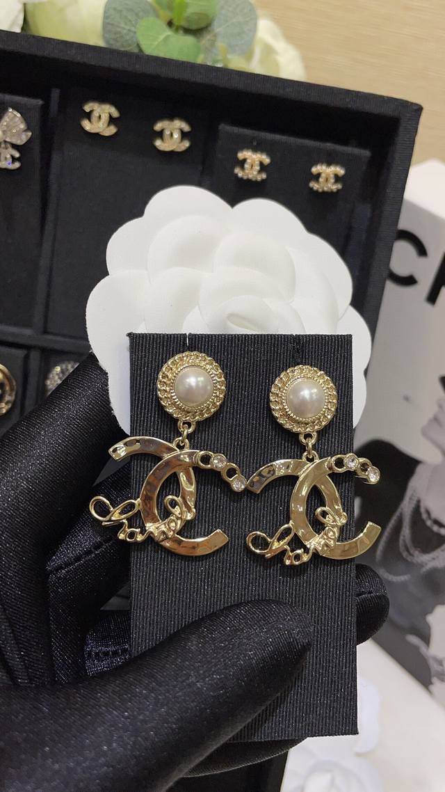 小香新款双c耳环，这是令人一眼就喜欢的款式！实物超级美啊！细节很多，Coco Ch Nel字母隐藏在整个耳环里面，加上珍珠的点缀，高级淡金色，太好看啦！一点也不
