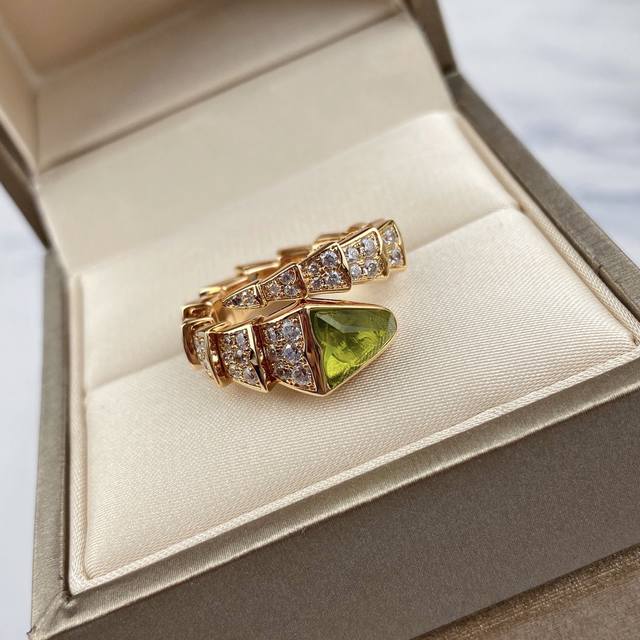 V金材质 Bvlgari经典重现 宝格丽绿头蛇戒指细腻妖娆的线条设计，饰以明亮钻石让霸气也可以有女人味！