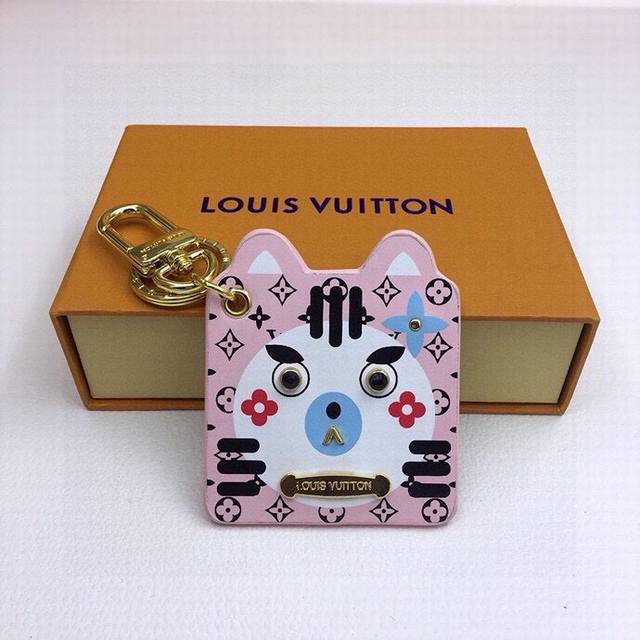 元配图片原版包装 Louis Vuitton官网m68453小猫包饰与钥匙扣。 Vuittonite Rat包饰与钥匙扣柔滑皮革塑造卡通老鼠形象，拥有monog