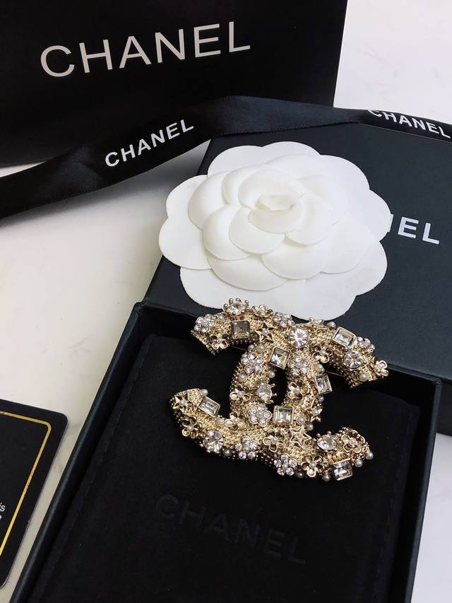 Chanel 小香新款双c胸针，高端品质，专柜同材质，真正黄铜，离子电镀，独家实拍图做工精致细腻，重工版本，超级仙女唯美的一款，做工超级细心无漏洞，媲美zp买到