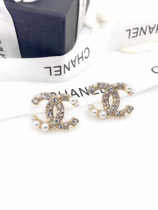 Chanel 小香 新款 双c 半珍珠半钻耳钉，高端品质，专柜同材质，真正黄铜，离子电镀，925银针，独家实拍图做工精致细腻，重工版本，超级仙女唯美的一款，做工