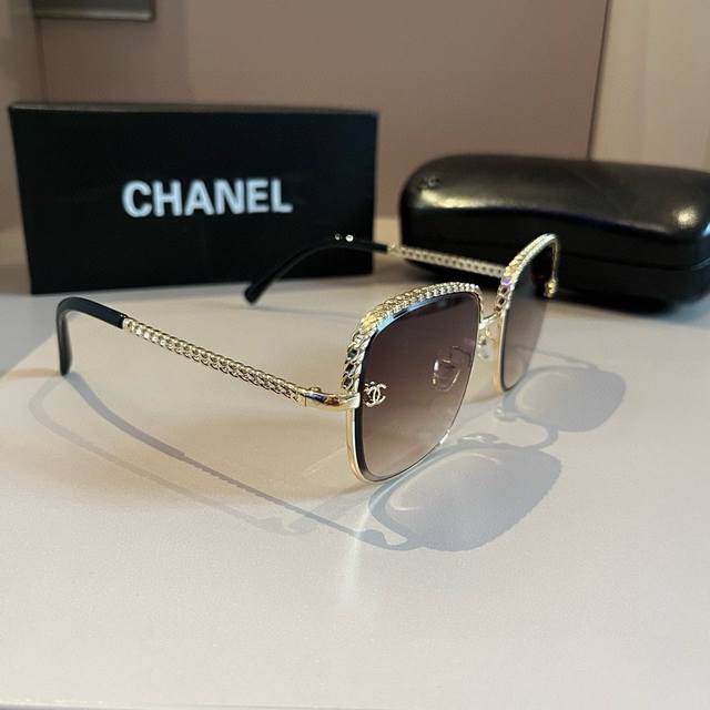 Chanel香奈儿太阳镜，真是爱了爱了，上脸那气场拿捏的死死,巨显脸小，眼镜大单一点也不重，镜腿幅度设计的刚刚好，佩戴轻盈舒适！