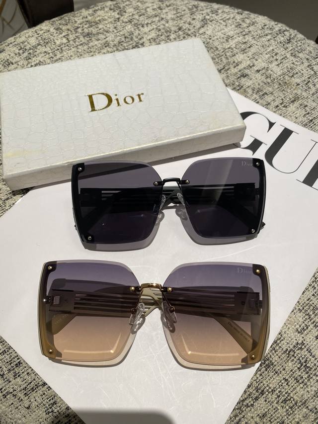 Dior Tr偏光系列 2024新款偏光太阳镜 款式多 。 经典的方框设计，不挑脸型，无论搭配大衣还是连衣裙都非常显气质 偏光镜片预防紫外线配6120