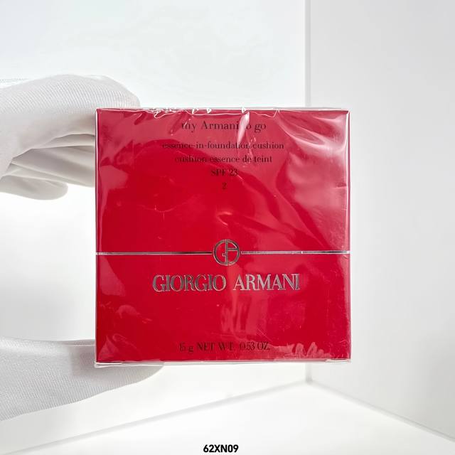阿玛尼红色气垫塑封版 62Xn09编码！更新打码可配中文标2色：2#-3#。正品质量armani首款含护肤精华的气垫粉底液，质地十分水润，可以打造透亮自然的轻薄