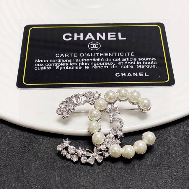 Chanel小香 专柜同步上新香奈儿珍珠镶钻胸针，是最懂女人的饰物。那些倾注了全部心血去做自己的女人，往往更珍惜胸针的意义。香奈儿女士把胸针别在帽子上，并告诉那