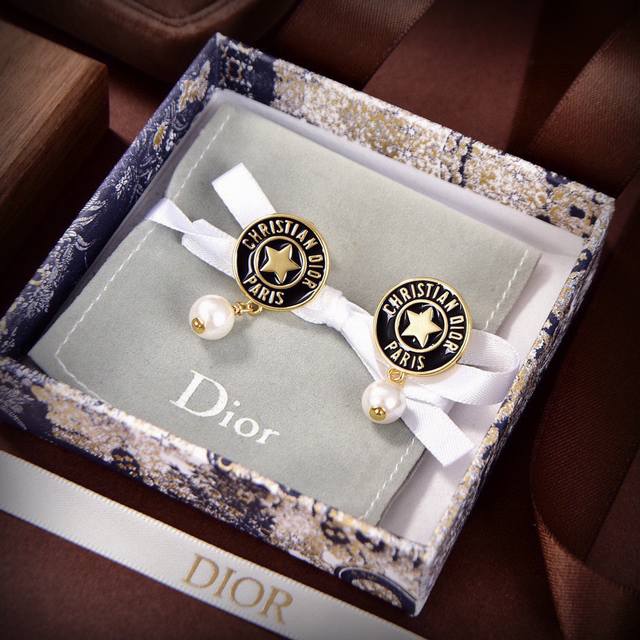 Dior 迪奥 新款 金色字母jadior耳钉耳环；一致专柜品质，黄酮材质+施华洛世奇珍珠，百搭时髦值得入手