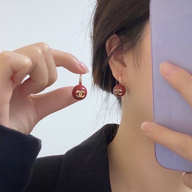 新款chanel 小香双c简约新年红车厘子色珍珠耳钉耳钩这款耳环真的超级美看着设计简单但是佩戴效果好看到爆就连我这种小耳垂的也很ok Zp上耳超气质优雅