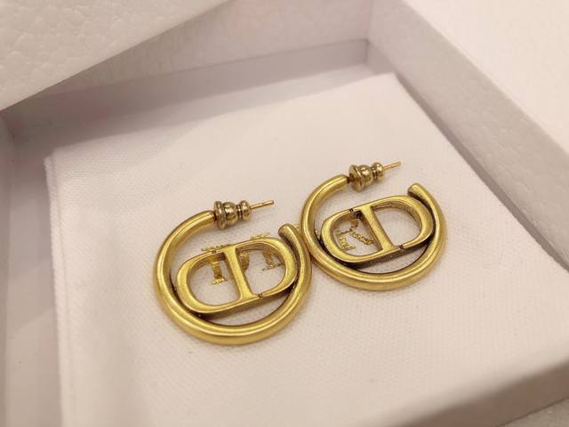 编号ded0013 原单品质 Dior 迪奥 新款 金色复古字母dior耳钉圆形耳环；一致专柜品质，黄酮材质+施华洛世奇钻，百搭时髦值得入手.
