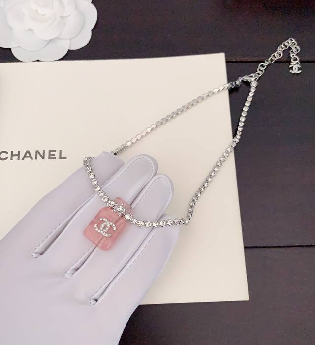 Ch*Nel 最新款粉色香水瓶项链 一致z 材质 0700100