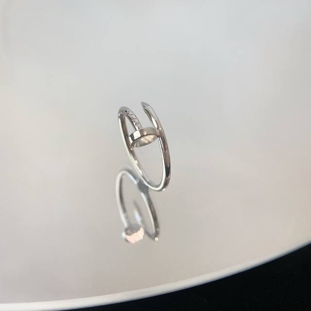 价纯银版 钉子戒指细版 尺寸5678号 戒指是细版的比粗版更适合女生的手，更秀气，适合做食指戒，非常经典有个性。肖战演唱会带的钉子戒指就是这个细版的，炒鸡好看。