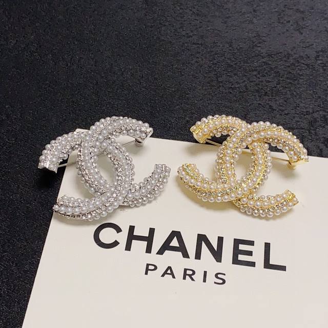 Chanel小香 专柜新款珍珠钻搭配香奈儿胸针，是最懂女人的饰物。那些倾注了全部心血去做自己的女人，往往更珍惜胸针的意义。香奈儿女士把胸针别在帽子上，并告诉那些