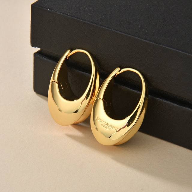 Ysl 圣罗兰 字母耳环 原装黄铜材质 Yves Saint Laurent 创立于1961年 优雅抽象大胆别致的设计风格使它成为奢华时尚界著名的品牌之一。引领