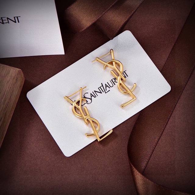 Ysl 圣罗兰 字母耳钉 原装黄铜材质 Yves Saint Laurent 创立于1961年 优雅抽象大胆别致的设计风格使它成为奢华时尚界著名的品牌之一。引领