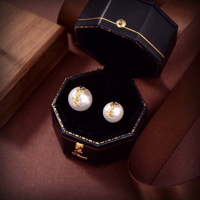 Ysl 圣罗兰 珍珠耳钉 原装黄铜材质 Yves Saint Laurent 创立于1961年 优雅抽象大胆别致的设计风格使它成为奢华时尚界著名的品牌之一。引领
