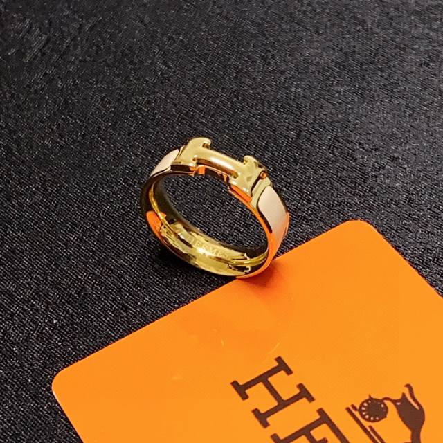 Hermes爱马仕性价比最高的奶茶色戒指一眼看中了它，保色精钢镀18K金材质，有黄金色国内专柜￥5800。这款戒指简洁大方，可以算是hermes家性价比很高的东
