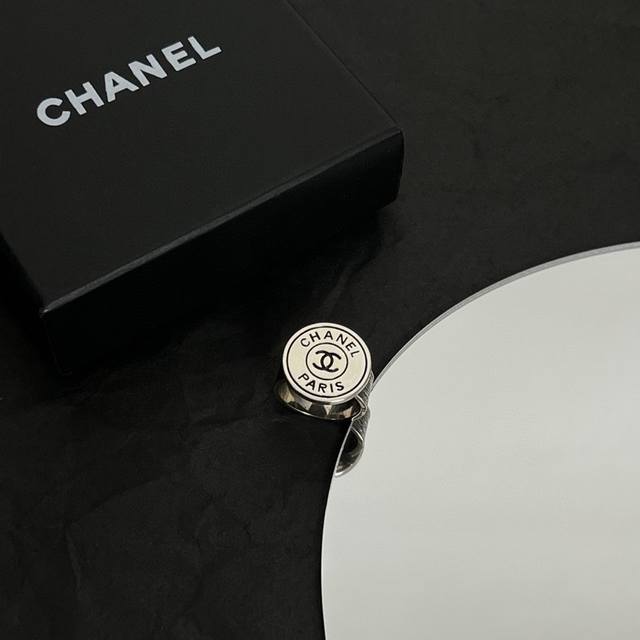 新款 Chanel香奈儿 中古 字母 戒指小香家的款式真心无需多介绍每一款都超好看，精致大方，非常显气质。码数：678码